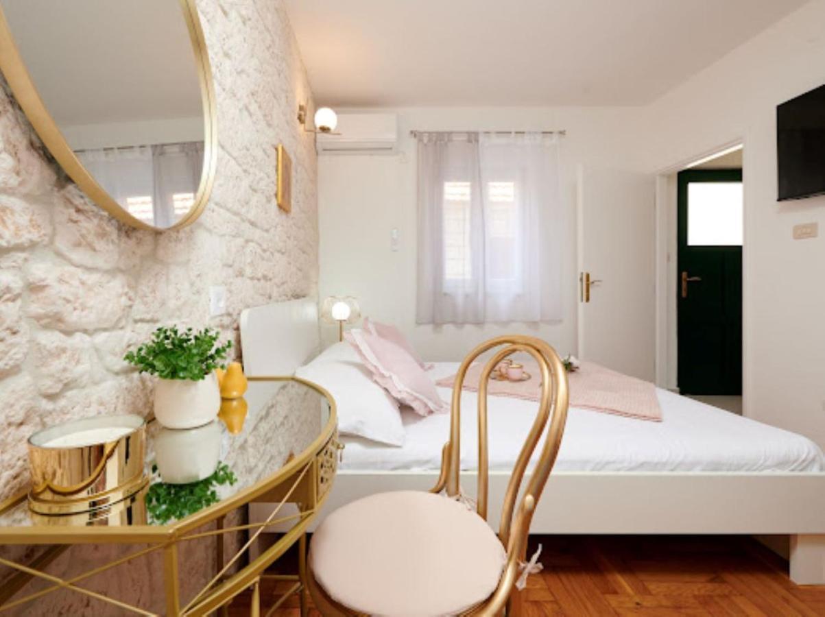 Guesthouse Ana Trogir Old Town Екстер'єр фото
