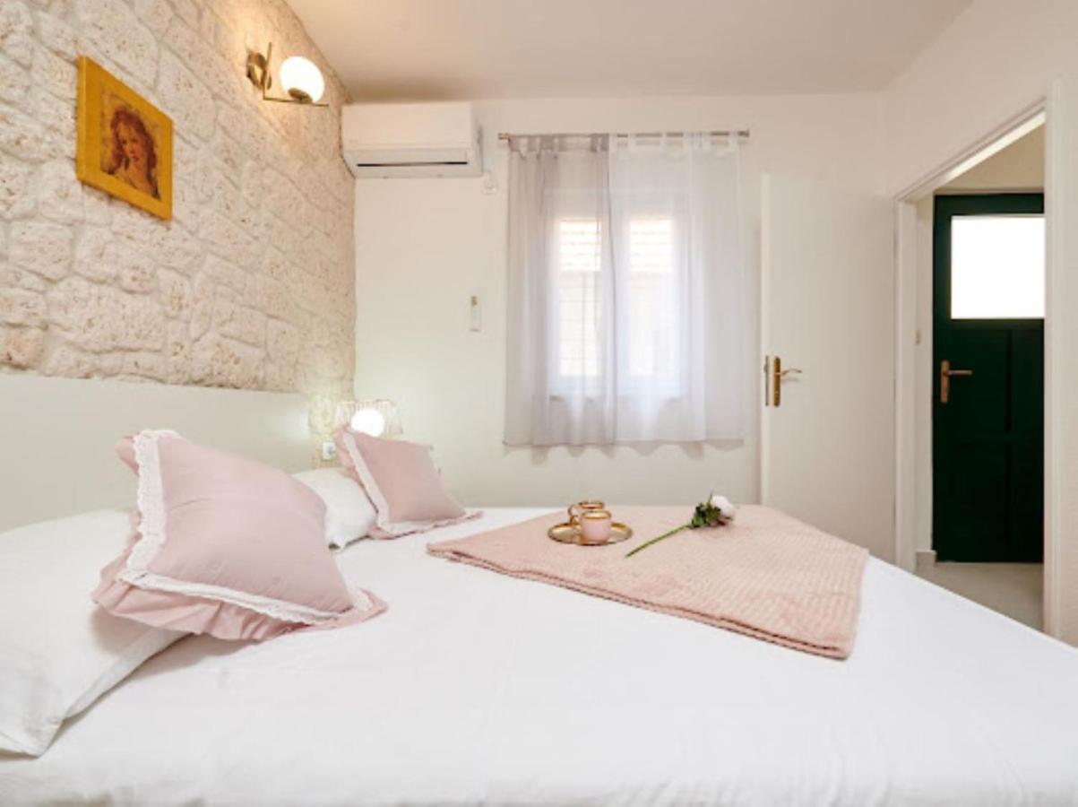 Guesthouse Ana Trogir Old Town Екстер'єр фото